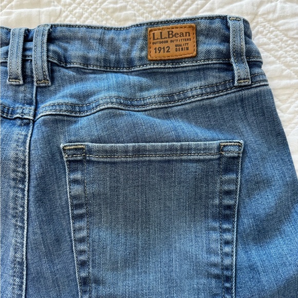 L.L. Bean EUC Light Wash BeanFlex Jeans Size 10P - Picture 4 of 10